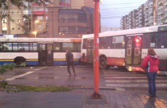 На пешеходном переходе столкнулись два автобуса