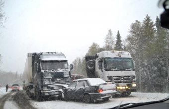 Мокрый снег стал причиной пробок и аварий на трассах